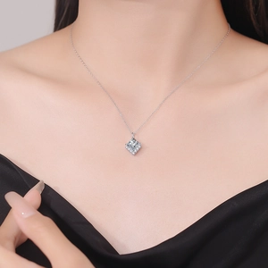 Collier en argent S925 élégant avec pendentif moissanite taille princesse 2ct sur col en V noir