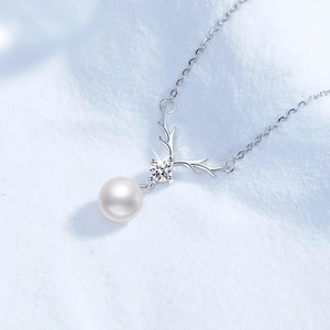 Elegant S925 silver necklace with reindeer antler pendant, moissanite and freshwater pearl