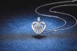 Dettaglio della collana a cuore in argento 925 con pendente in moissanite lucente