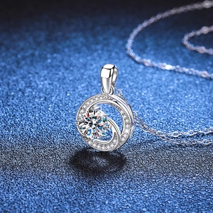 Élégant collier Mobius en argent S925 avec pendentif halo en Moissanite 1 carat