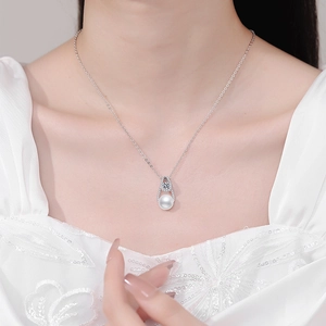 Collier élégant en argent sterling S925 avec perle d'eau douce et pendentif moissanite