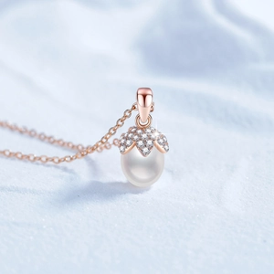 Elegante S925 Silberkette mit weißem Perlenanhänger in Tropfenform in Roségold
