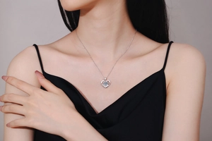 Dettaglio di una collana a cuore in argento S925 con moissanite scintillante su modella