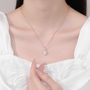 Elegante s925 Silberhalskette mit weißer Süßwasserperle und Roségold-Blütenknospen-Anhänger