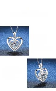 Dettaglio macro del ciondolo a cuore in argento S925 lucido con moissanite
