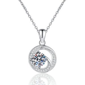 Collier Mobius en argent sterling S925 avec pendentif moissanite de 1 carat sur fond blanc