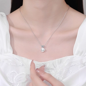 Elegant s925 silver necklace with heart moissanite and round freshwater pearl on a model