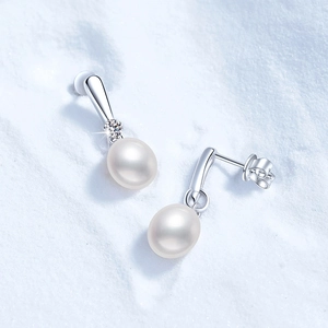 Elegant S925 sterling silver freshwater pearl drop earrings with sparkling moissanite accents