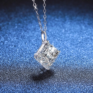 Collier en argent S925 avec pendentif moissanite taille princesse 2ct sur fond bleu