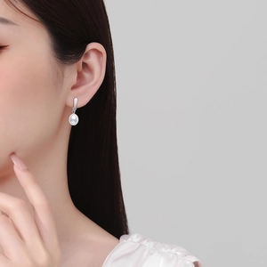 Elegant S925 silver moissanite stud earrings featuring natural freshwater pearls on model