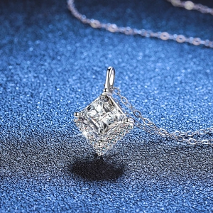 Collier en argent s925 avec pendentif moissanite coupe princesse 2ct et halo de diamants