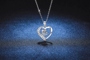Dettaglio della collana Cuore dell'Oceano in argento con moissanite 1 carato e pavé
