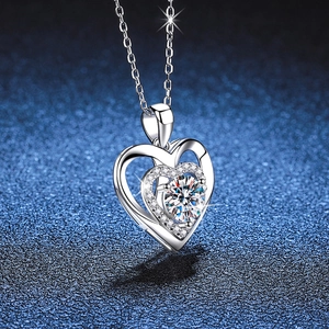 Elegante collana in argento sterling 925 con pendenti a doppio cuore e pietre moissanite
