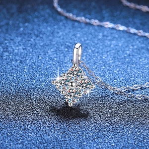 Collier en argent sterling S925 avec pendentif moissanite carré sur un fond texturé bleu sombre