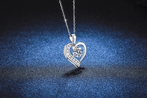 Dettaglio macro del ciondolo Cuore dell'Oceano in argento S925 con pietra moissanite 1ct