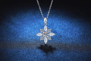 Gros plan du pendentif flocon de neige avec moissanite 1ct et chaîne en argent S925