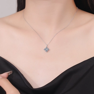 Collier élégant en argent sterling S925 avec pendentif trèfle en moissanite bleu clair