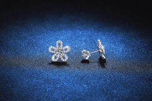 Detailed view of S925 sterling silver sunflower stud earrings with D color moissanite