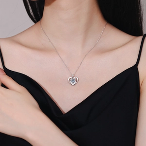 Collana in argento sterling S925 con ciondolo a cuore e moissanite indossata sul collo