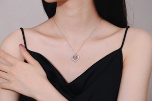 Primo piano della collana a cuore in argento S925 con pendente in moissanite