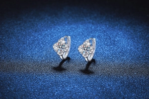 Dettaglio orecchini a quadrifoglio in argento S925 con pietre brillanti in moissanite