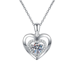 Collana in argento S925 con ciondolo a doppio cuore in moissanite e pietra centrale rotonda