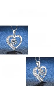 Dettaglio ravvicinato del ciondolo a cuore in moissanite con finitura lucida brillante
