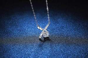 Vue macro du collier en argent S925 avec pendentif nœud étincelant et pierre moissanite