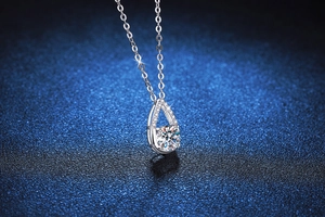 Makroaufnahme S925 Sterlingsilber Wassertropfen-Anhänger mit 1 Karat Moissanit Diamant