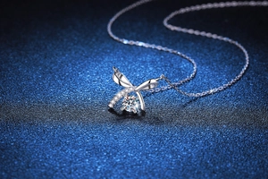 Gros plan sur le collier nœud en argent S925 avec un pendentif brillant en moissanite
