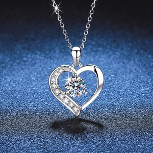 Collana con Ciondolo a Cuore in Argento Sterling 925 Moissanite per Donna Elegante Gioielli da Collo a Forma di Cuore Cavo Regalo Scintillante