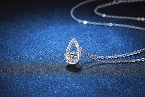 Nahaufnahme des S925 Sterling Silber Tropfenanhängers mit funkelndem Moissanit