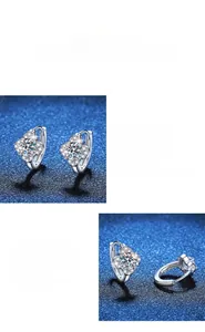 Dettaglio macro di orecchini a quadrifoglio in argento con pietre di moissanite incastonate