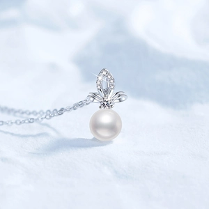 Elegant s925 silver necklace featuring a natural freshwater pearl and moissanite crown pendant