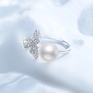 S925 silver adjustable ring featuring a freshwater pearl and a sparkling pavé butterfly