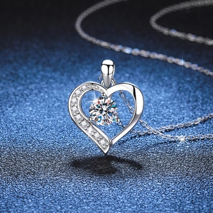 Collana in argento S925 con ciondolo a cuore in moissanite su sfondo blu stellato