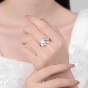Elegant S925 sterling silver clover ring with natural freshwater pearl and zircon butterfly