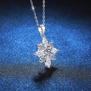 Pendentif flocon en argent S925 avec moissanite de 1 carat sur fond bleu scintillant