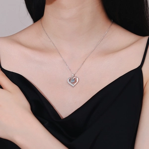 Elegante collana con ciondolo a cuore in Moissanite da 1 carato in argento 925 su modella