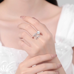 Adjustable S925 sterling silver ring with natural freshwater pearl and leaf vine design