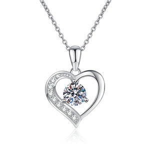 Collana in argento 925 con pendente a cuore e moissanite da 1 carato su sfondo bianco