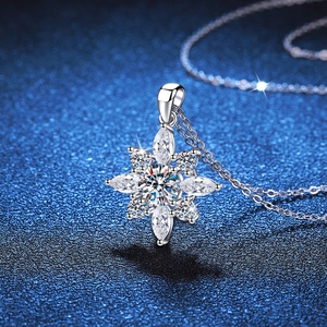 Élégant collier pendentif flocon de neige en argent S925 avec une pierre de moissanite