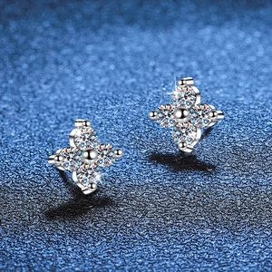 Elegant S925 sterling silver four-leaf clover stud earrings with brilliant moissanite stones
