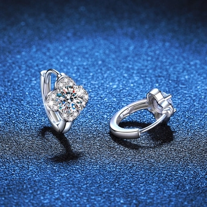Orecchini a trifoglio in argento S925 con moissanite da un carato e dettagli in diamante