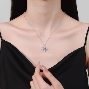 Collier étoile en argent sterling S925 avec moissanite de 1 carat sur modèle