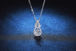 Macro shot of 925 silver teardrop necklace featuring a brilliant 1 carat moissanite center