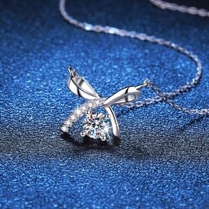 Collier élégant en argent S925 avec pendentif nœud et pierre de moissanite ronde