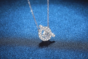 Macro view of the s925 silver necklace pendant with a dancing moissanite center stone