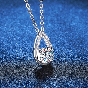 S925 Sterling Silber Halskette mit Tropfenanhänger und 1 Karat Moissanit-Stein