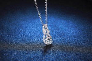 Macro shot of S925 sterling silver infinity pendant with a 1ct moissanite gemstone
